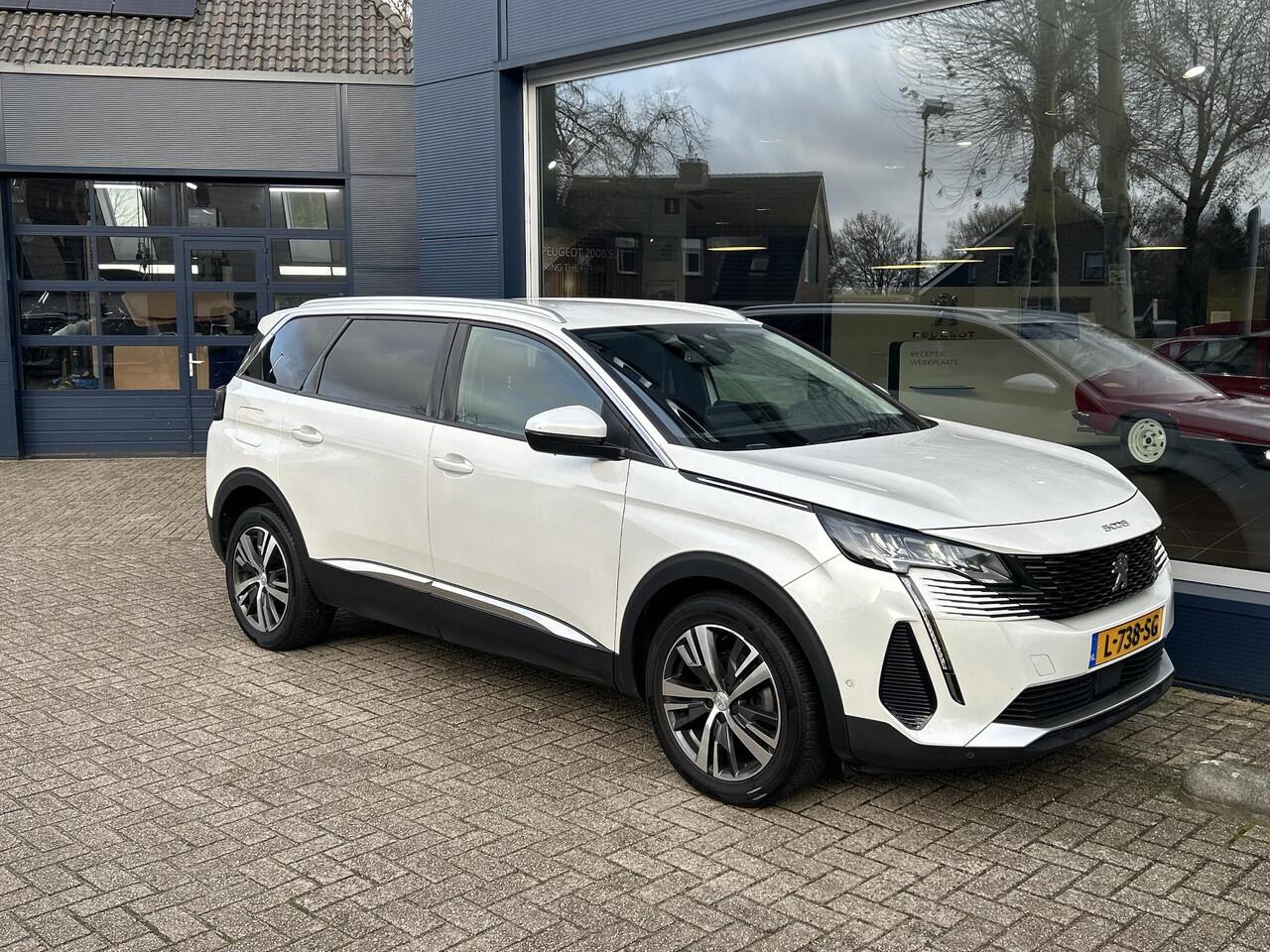 Peugeot 5008 1.2 Turbo 130 PK Allure Pack | Trekhaak | 7-Zitplaatsen | Navigatie | Full LED Verlichting | Stoelverwarming | Keyless Entry & Start | Electrische Achterklep | Climate Control | Adaptieve Cruise Control | 18" Lichtmetalen Velgen | Camera | Dode Hoek Detec