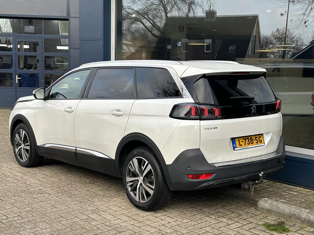 Peugeot 5008 1.2 Turbo 130 PK Allure Pack | Trekhaak | 7-Zitplaatsen | Navigatie | Full LED Verlichting | Stoelverwarming | Keyless Entry & Start | Electrische Achterklep | Climate Control | Adaptieve Cruise Control | 18" Lichtmetalen Velgen | Camera | Dode Hoek Detec