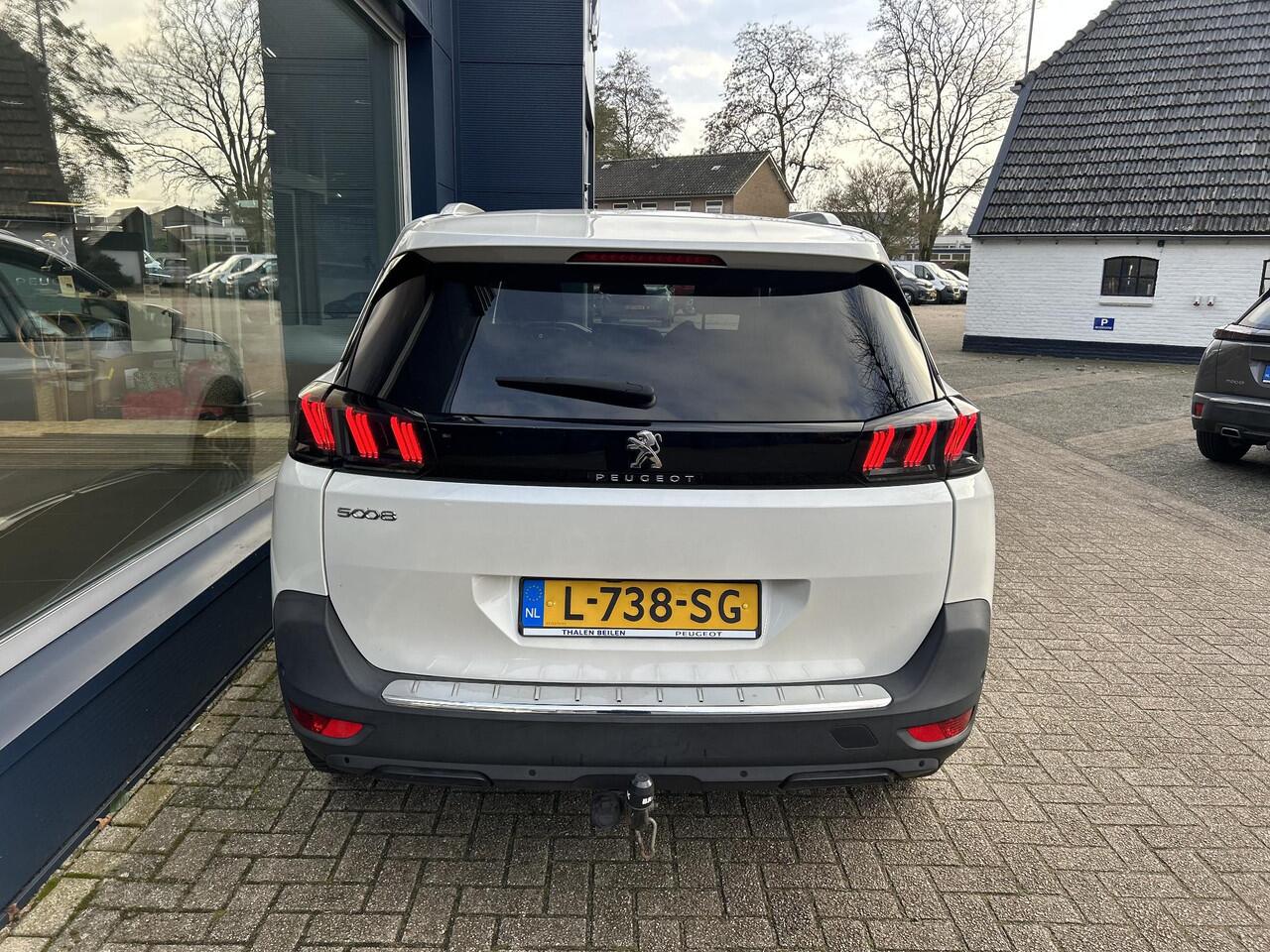Peugeot 5008 1.2 Turbo 130 PK Allure Pack | Trekhaak | 7-Zitplaatsen | Navigatie | Full LED Verlichting | Stoelverwarming | Keyless Entry & Start | Electrische Achterklep | Climate Control | Adaptieve Cruise Control | 18" Lichtmetalen Velgen | Camera | Dode Hoek Detec