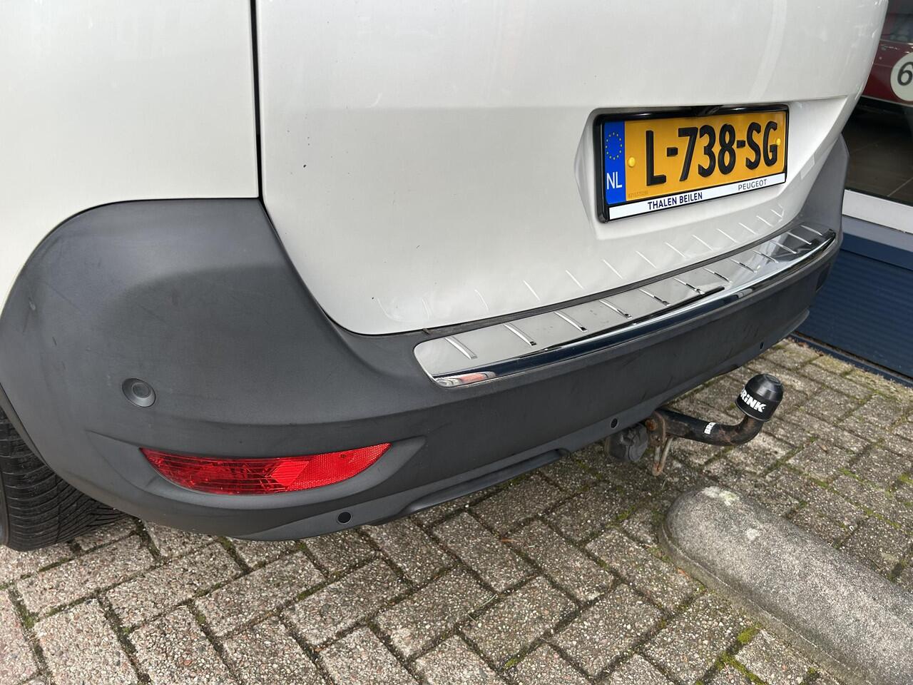 Peugeot 5008 1.2 Turbo 130 PK Allure Pack | Trekhaak | 7-Zitplaatsen | Navigatie | Full LED Verlichting | Stoelverwarming | Keyless Entry & Start | Electrische Achterklep | Climate Control | Adaptieve Cruise Control | 18" Lichtmetalen Velgen | Camera | Dode Hoek Detec