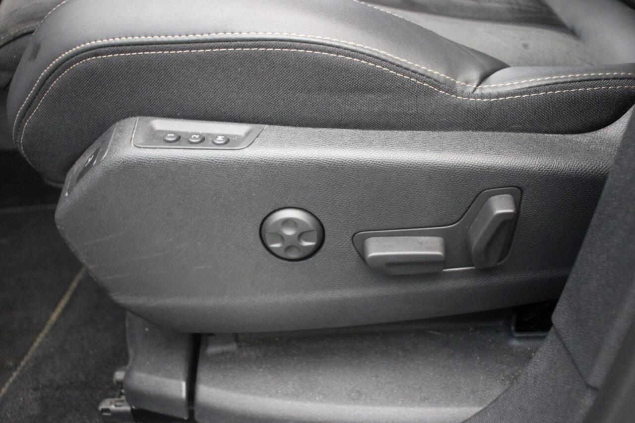 Peugeot 5008 1.2 PureTech GT-Line 7-Persoons Automaat - Carplay, Camera, Half Leer, Stoelverw. Memory, Afn. Trekhaak