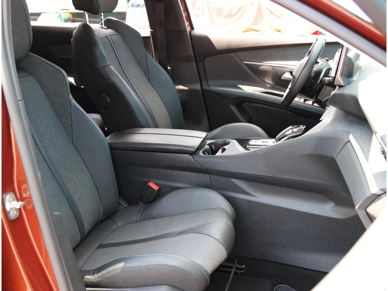 Peugeot 5008 130PK Allure Pack | AppleCarPlay/AndroidAuto | Adaptive Cruise Control | Climate Control | FULL LED | Trekhaak | 7 persoons | Stoelverwarming | Navigatie | AUTOMAAT |