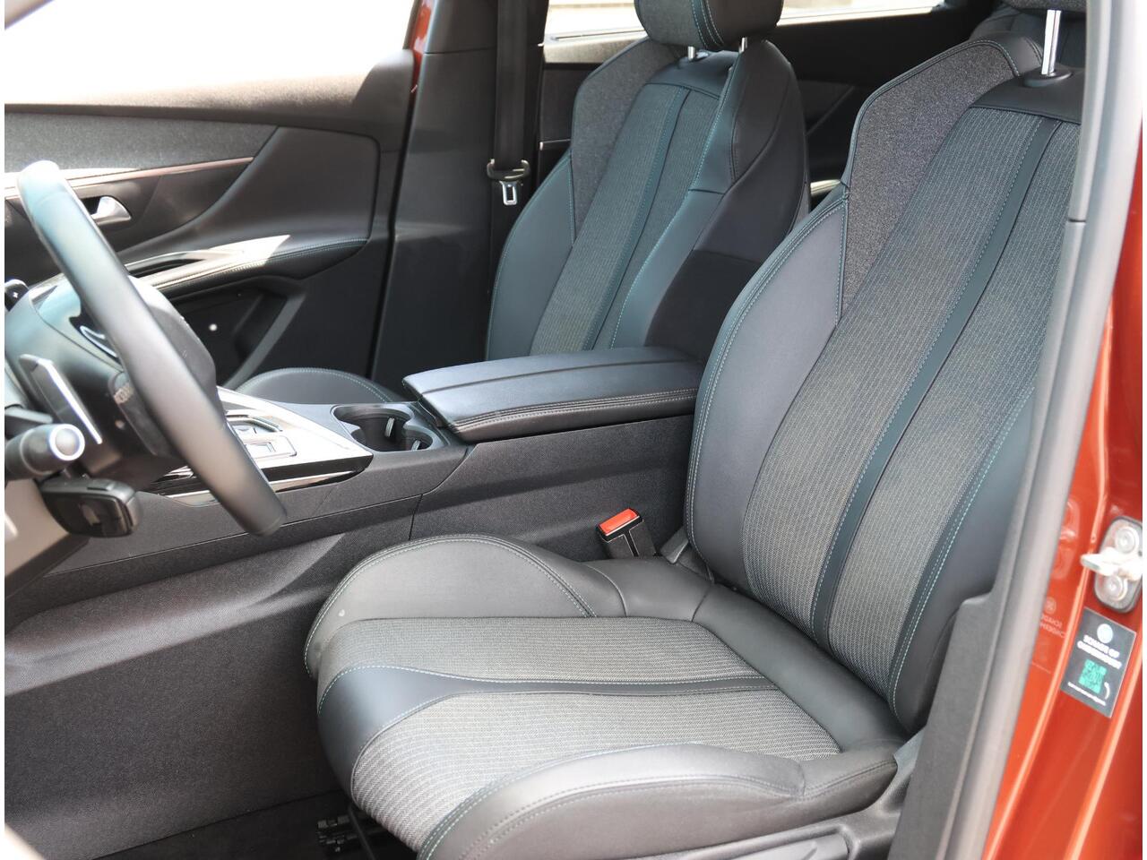 Peugeot 5008 130PK Allure Pack | AppleCarPlay/AndroidAuto | Adaptive Cruise Control | Climate Control | FULL LED | Trekhaak | 7 persoons | Stoelverwarming | Navigatie | AUTOMAAT |