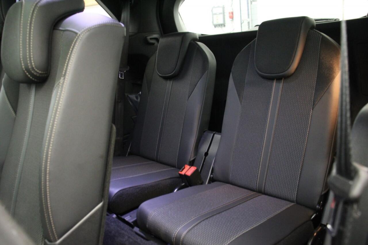 Peugeot 5008 1.2 PureTech GT-Line 7 Persoons - Panorama, Trekhaak, Digitaal Cockpit, Carplay, half leer,