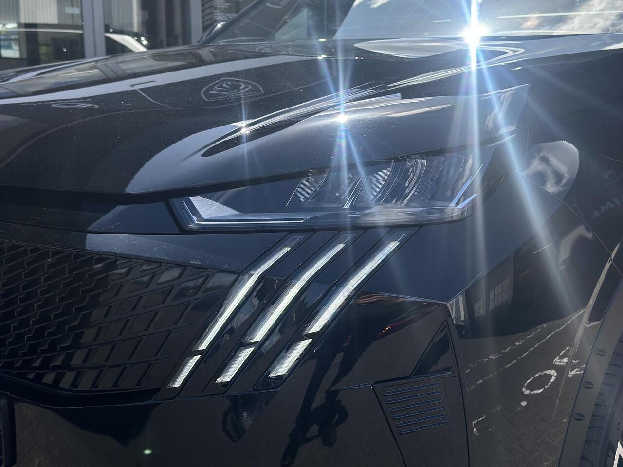 Peugeot 5008 1.2 Hybrid 145 Allure | 360 Parkeercamera/-sensoren | Adaptieve Cruise Control | Navigatie | Draadloze telefoonlader | Climate Control | Stuurverwarming | Draadloze Apple Carplay/Android Auto | Full LED | LM velgen |