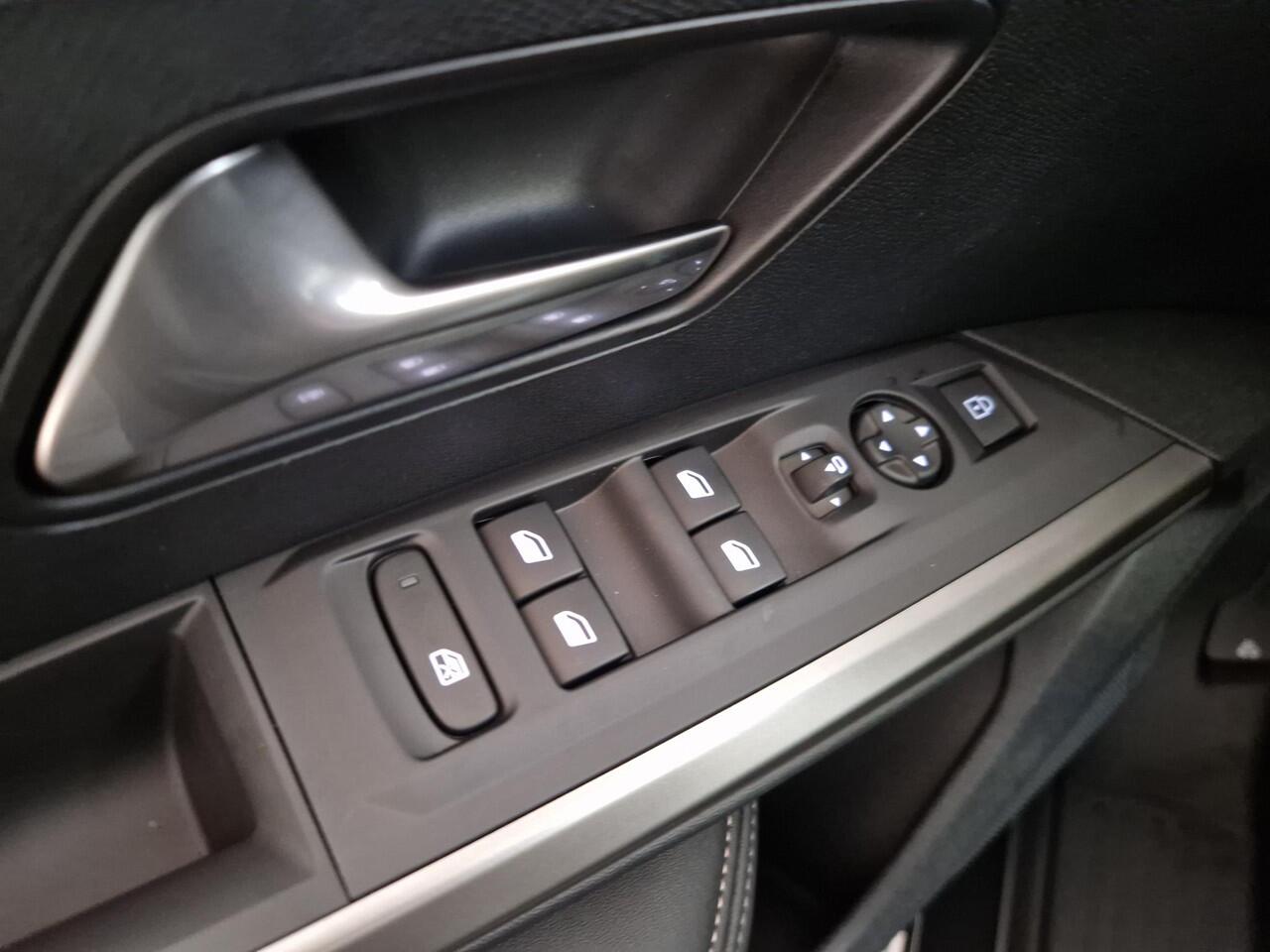 Peugeot 5008 1.6 Plug-in Hybrid 195 Allure 7,4 kW | Seat Pack | Panoramic Navigation Pack | 360 Vision & Drive Assist Pack