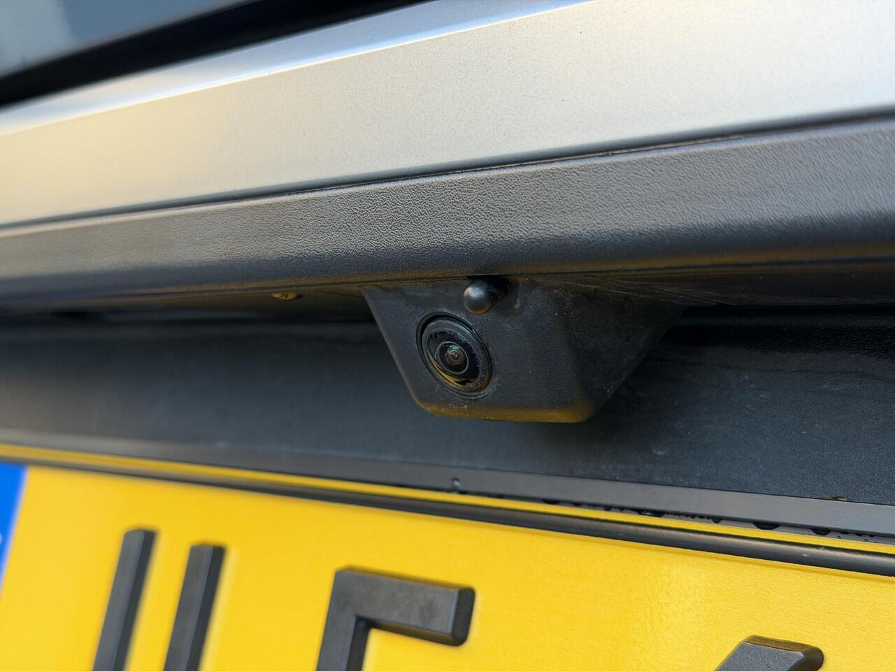 Peugeot 5008 GT 1.2 Hybrid 136PK e-DCS6 Automaat Navigatie, Achteruitrijcamera, Keyless, Elektrische Kofferklep, Stoelverwarming, Stuurwielverwarming