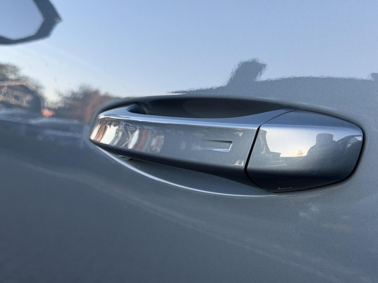 Peugeot 5008 GT 1.2 Hybrid 136PK e-DCS6 Automaat Navigatie, Achteruitrijcamera, Keyless, Elektrische Kofferklep, Stoelverwarming, Stuurwielverwarming