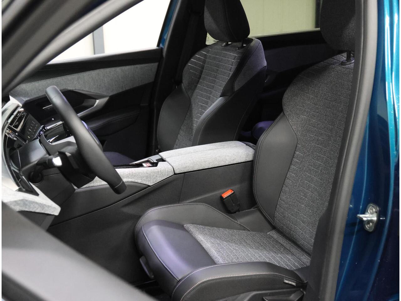 Peugeot 5008 e-5008 Allure Avantage 73 kWh 210PK | 1ste eigenaar | AUTOMAAT | AppleCarPlay/AndroidAuto | Adaptive Cruise Control | Camera | Sfeerverlichting | Virt.Cockpit | Keyless | Isofix | Privacy Glass | Parkeersensoren |