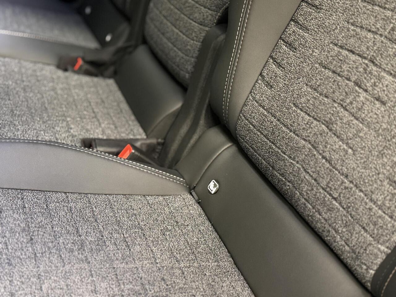 Peugeot 5008 1.2 Hybrid 136pk Allure Automaat | Navigatie | Cruise control | Climate control | LED | Parkeersensoren | Camera | Apple Carplay/ Android Auto | Radio