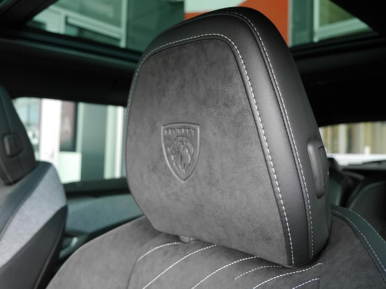 Peugeot 5008 1.2 Hybrid 136 GT | Nieuwe auto | Panorama dak | Alcantara bekleding | Camera rondom | Stoelverwarming voor en achter | Elektrisch verstelbare voorstoelen | Dodehoek detectie