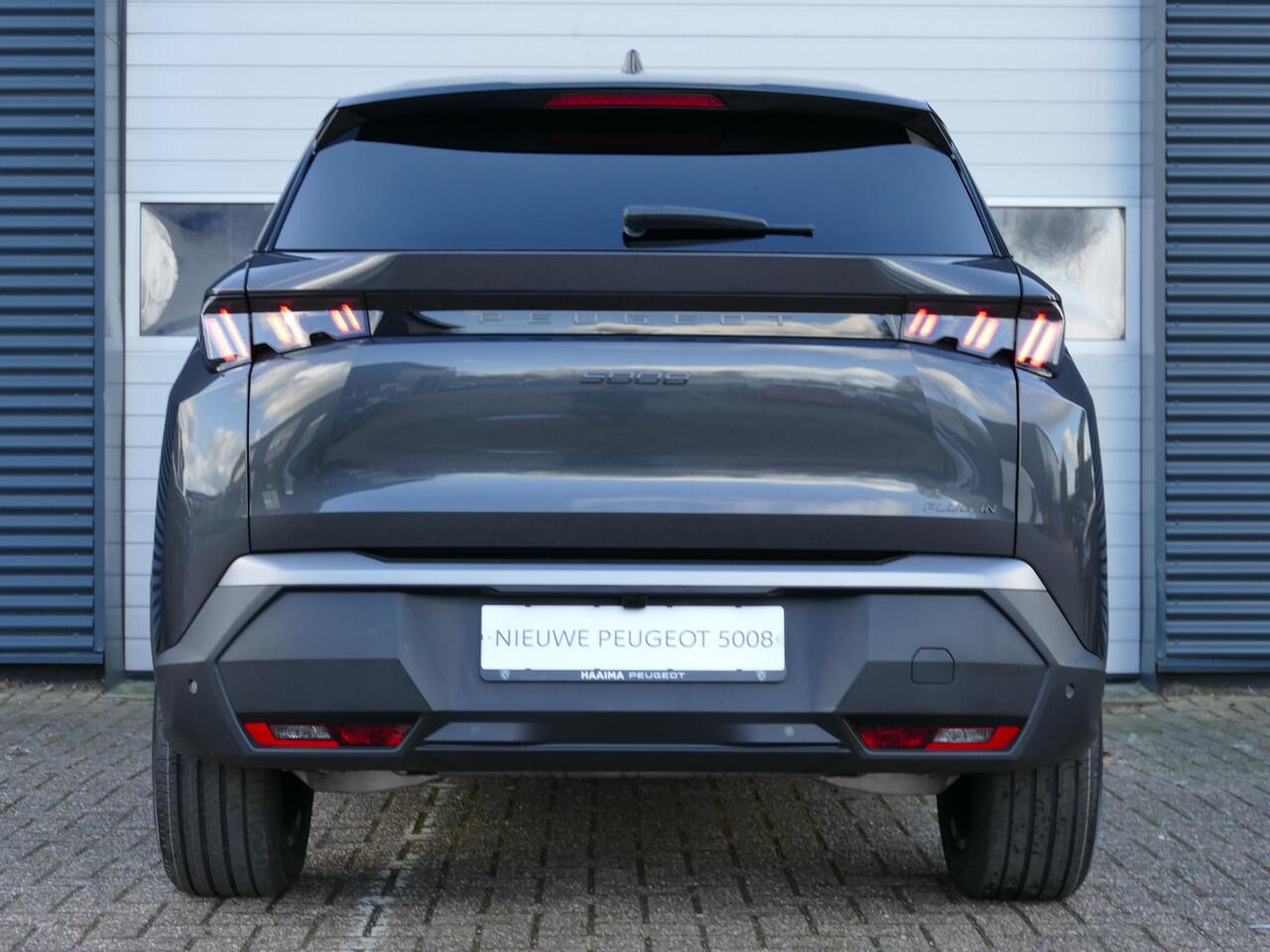 Peugeot 5008 1.6 Plug-in Hybrid 195 Allure | NIEUW | Uit voorraad leverbaar! | 83km EV Actieradius WLTP | AUTOMAAT | 7-Zits | Parkeercamera Voor & Achter | Stuurverwarming | Dodehoek Detectie |