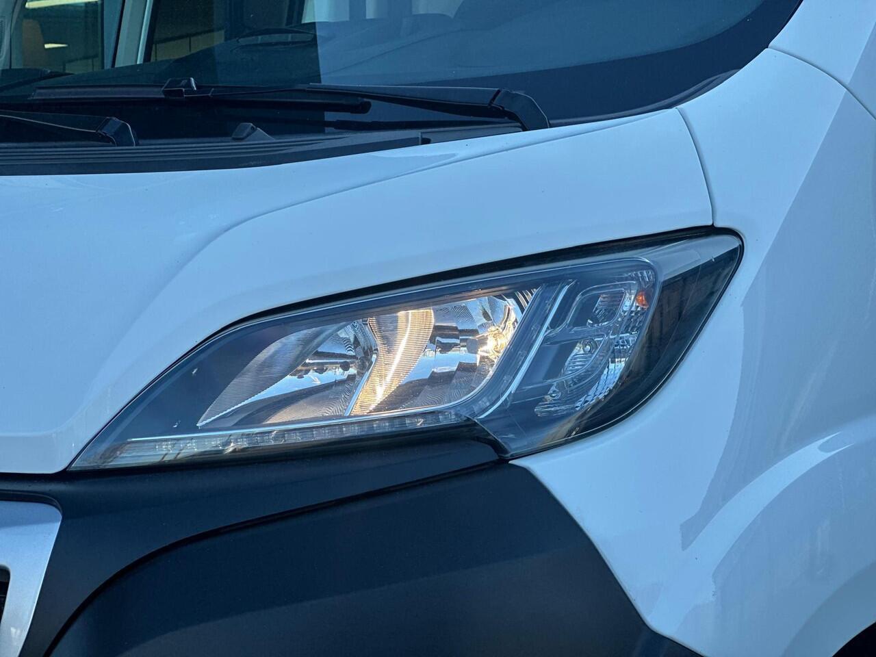 Peugeot BOXER 333 2.0 BlueHDI 130pk L3H2 Premium Pack | Erg Netjes! | Navigatie | Cruise Control | Climate Control | Parkeercamera/-sensoren | Trekhaak |