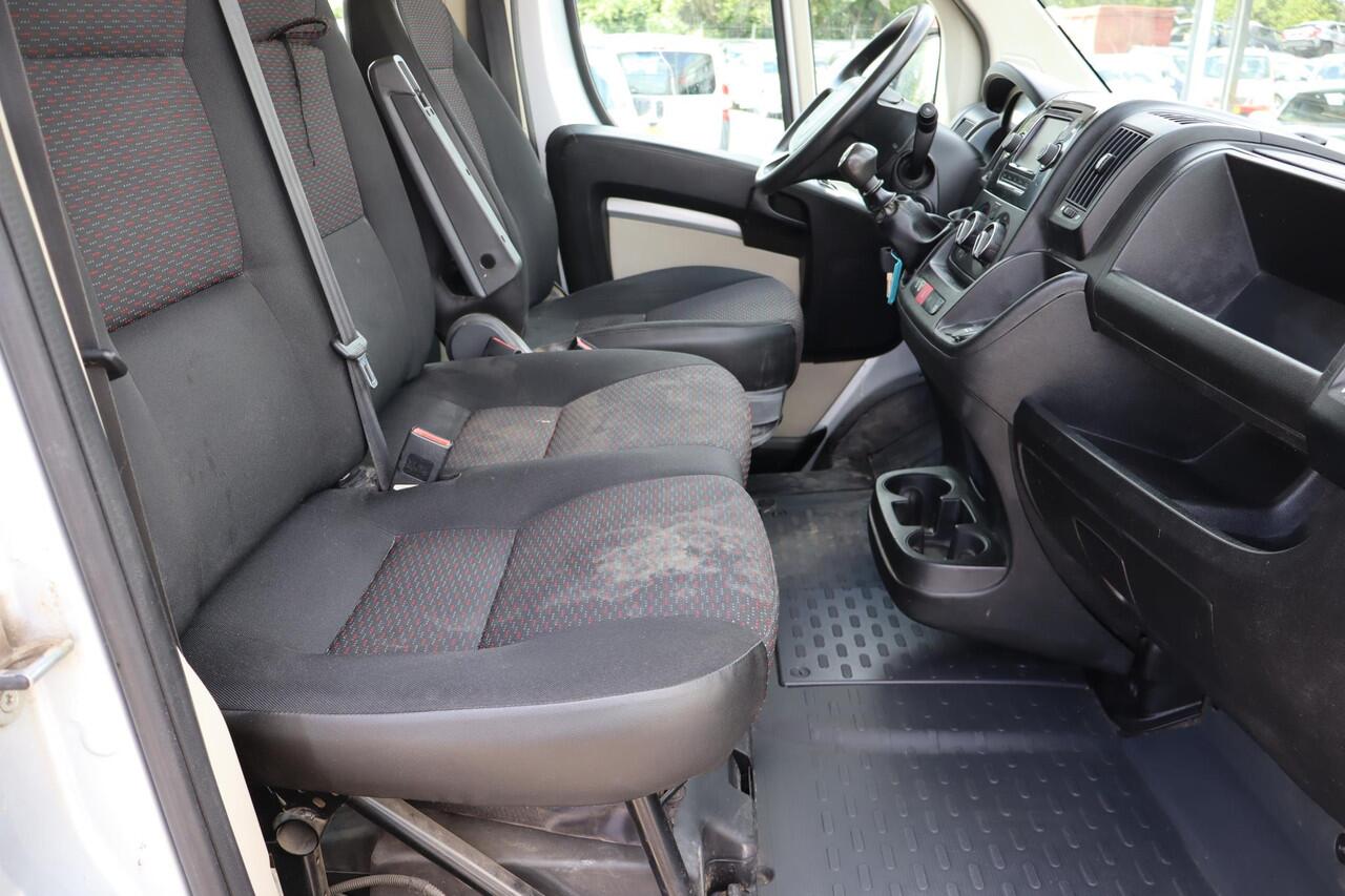 Peugeot BOXER 330 2.0 BlueHDI L2H1 Premium DC Navigatie, Camera, Trekhaak, Cruise control, 6 Persoons, Airco