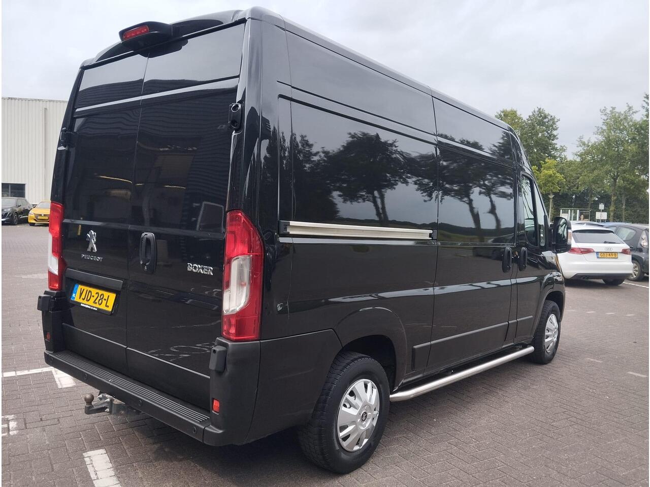 Peugeot BOXER 333 2.2 BlueHDi 140pk L2H2 Premium | Navi | Cruise | Airco | Trekhaak | Camera | Verzwaarde vering | betimmering | Passagiersbank | Comfortstoel |