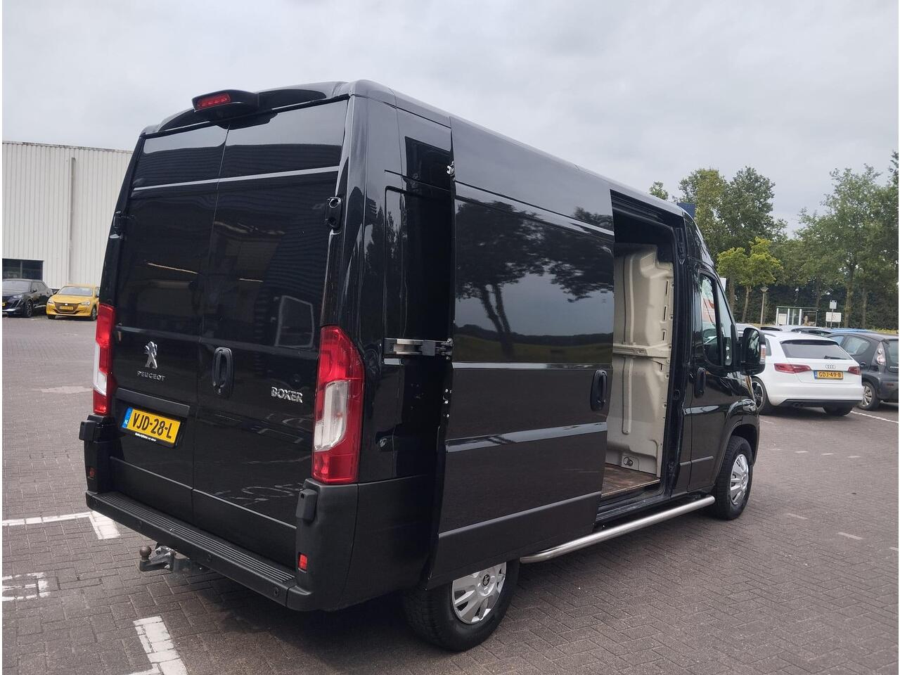 Peugeot BOXER 333 2.2 BlueHDi 140pk L2H2 Premium | Navi | Cruise | Airco | Trekhaak | Camera | Verzwaarde vering | betimmering | Passagiersbank | Comfortstoel |