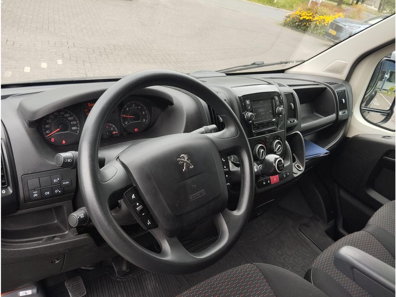 Peugeot BOXER 333 2.2 BlueHDi 140pk L2H2 Premium | Navi | Cruise | Airco | Trekhaak | Camera | Verzwaarde vering | betimmering | Passagiersbank | Comfortstoel |