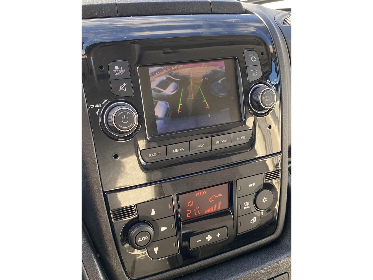 Peugeot BOXER 335 2.2 BlueHDi 165 L2H2 Asphalt | Navigatie | Achteruitrijcamera | Trekhaak | Dubbele schuifdeur | Climate Control | Weinig kilometers