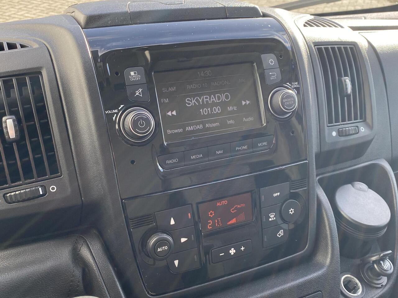 Peugeot BOXER 335 2.2 BlueHDi 165 L2H2 Asphalt | Navigatie | Achteruitrijcamera | Trekhaak | Dubbele schuifdeur | Climate Control | Weinig kilometers