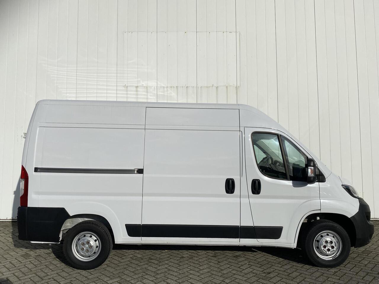 Peugeot BOXER 335 2.2 BlueHDi 165 L2H2 Asphalt | Navigatie | Achteruitrijcamera | Trekhaak | Dubbele schuifdeur | Climate Control | Weinig kilometers