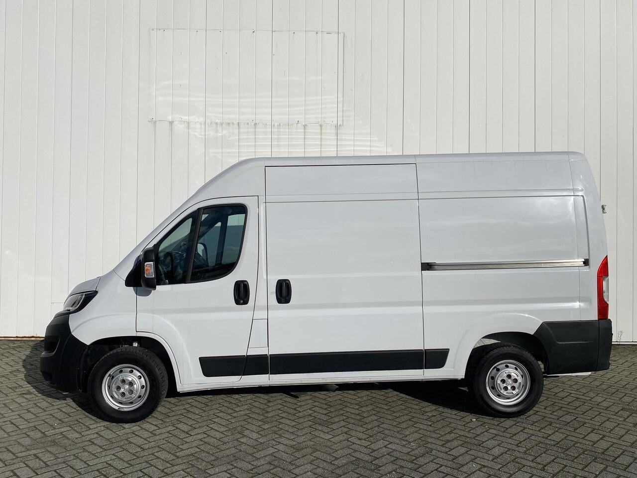 Peugeot BOXER 335 2.2 BlueHDi 165 L2H2 Asphalt | Navigatie | Achteruitrijcamera | Trekhaak | Dubbele schuifdeur | Climate Control | Weinig kilometers