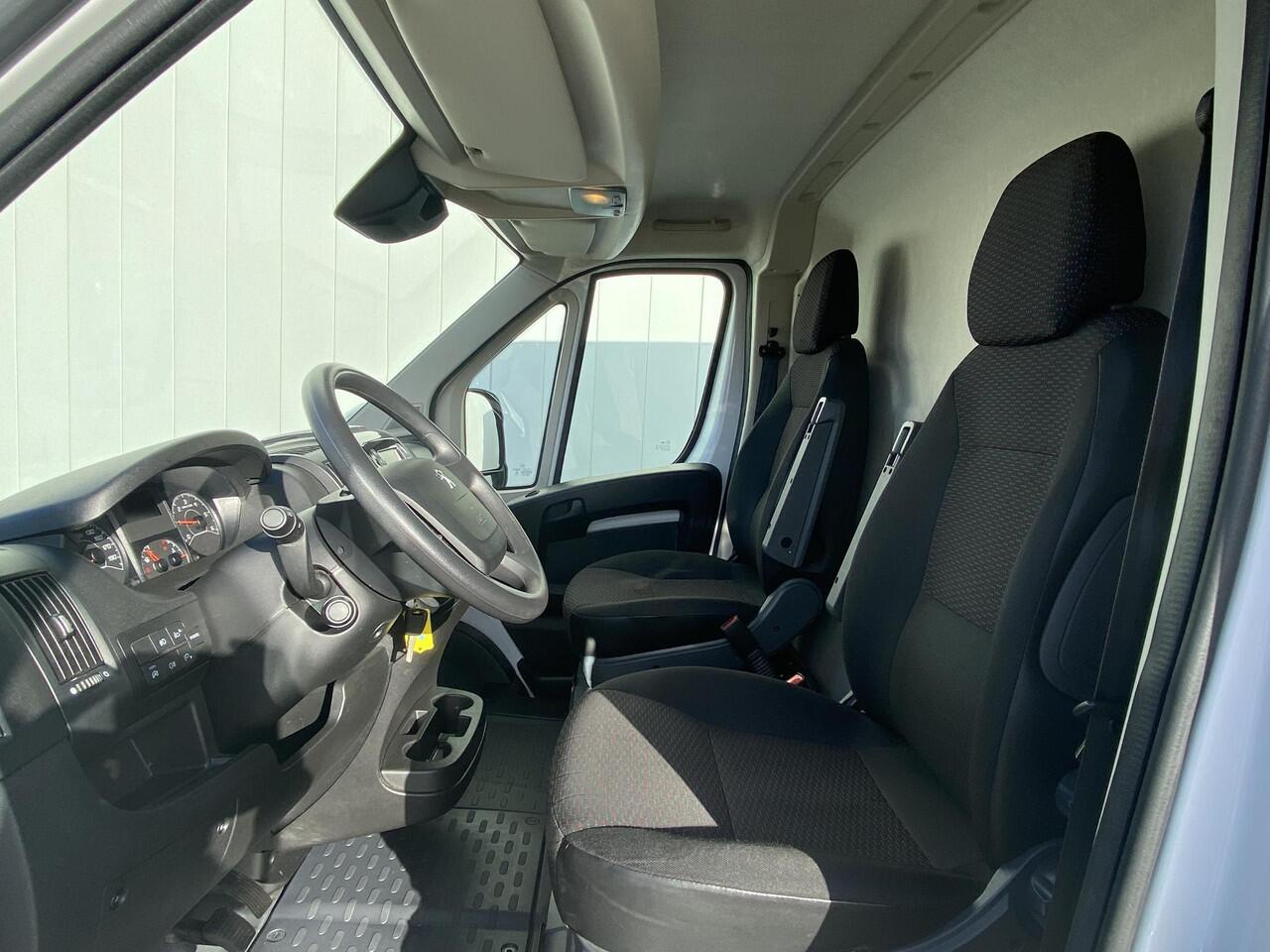 Peugeot BOXER 335 2.2 BlueHDi 165 L2H2 Asphalt | Navigatie | Achteruitrijcamera | Trekhaak | Dubbele schuifdeur | Climate Control | Weinig kilometers