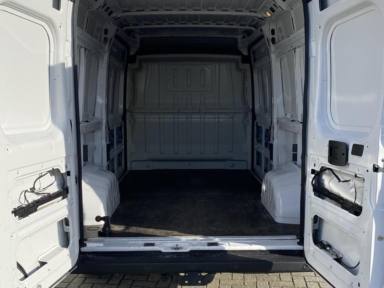 Peugeot BOXER 335 2.2 BlueHDi 165 L2H2 Asphalt | Navigatie | Achteruitrijcamera | Trekhaak | Dubbele schuifdeur | Climate Control | Weinig kilometers