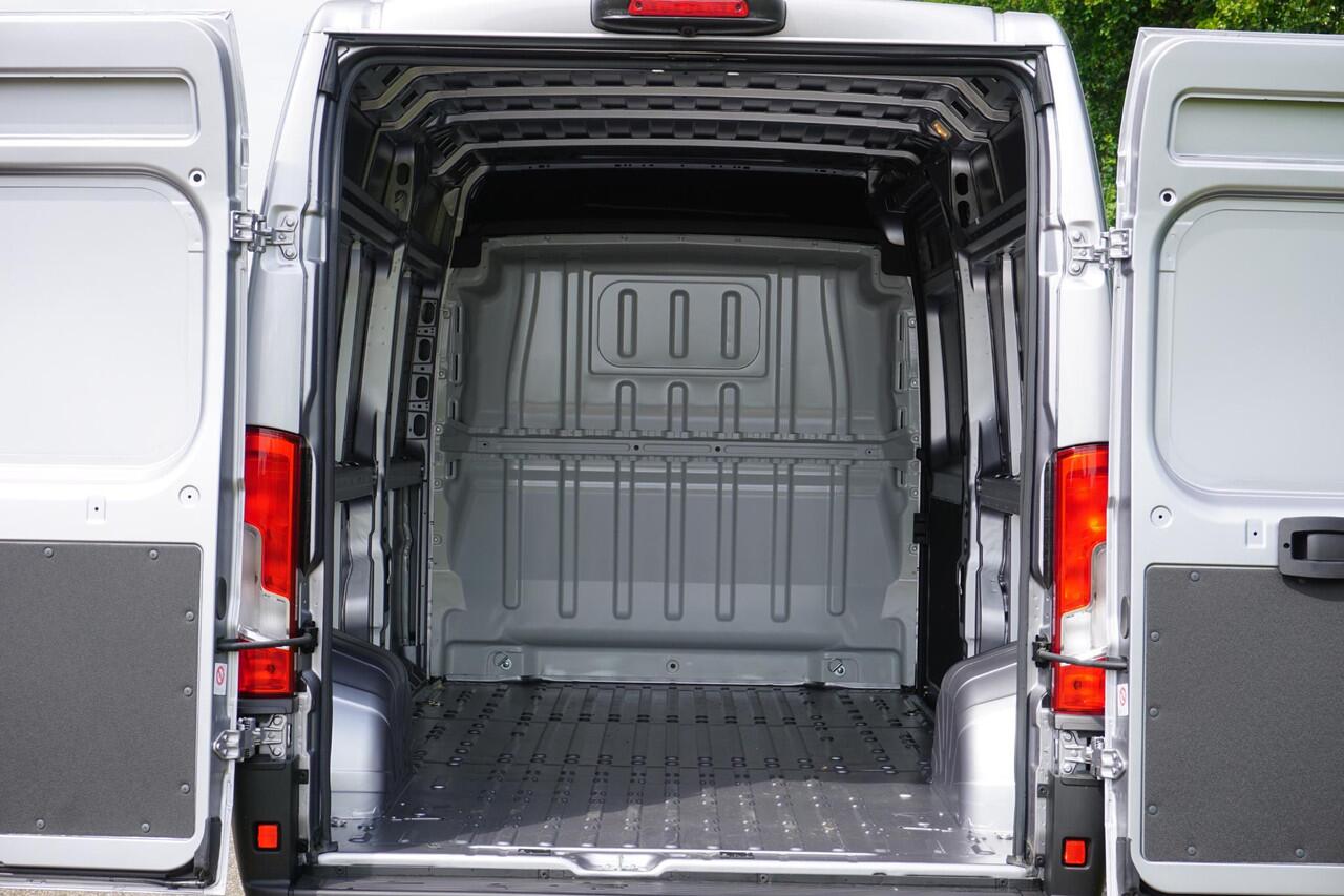 Peugeot BOXER 2.2 BlueHDi 140 L3H2 3.5t BPM voordeel |Nieuw |Airco |Carplay |Cruise |Camera |Parkeersensoren |3500 KG |140 pk |Metallic |Android auto |Bluetooth |Elektrisch verstelbare ramen en spiegels