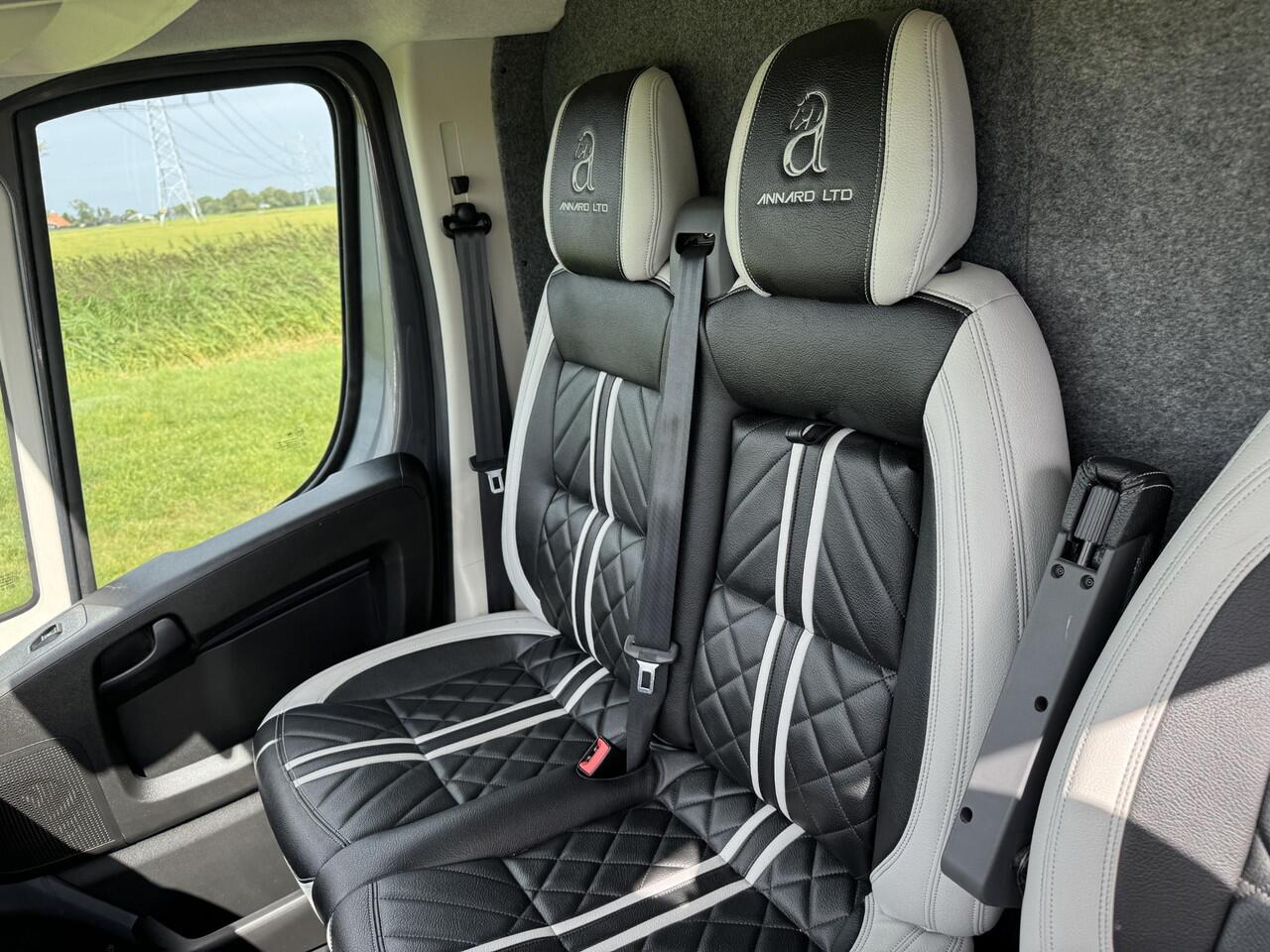 Peugeot BOXER Allure Sport Paardenwagen 2.2 HDI 165pk | 1640kg laadvermogen | 3-zitplaatsen | Trekhaak | Lederen bekleding | Navigatie | Climate | Videobewaking |