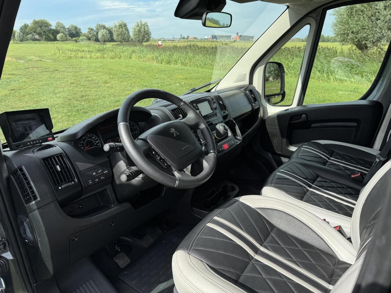 Peugeot BOXER Allure Sport Paardenwagen 2.2 HDI 165pk | 1640kg laadvermogen | 3-zitplaatsen | Trekhaak | Lederen bekleding | Navigatie | Climate | Videobewaking |