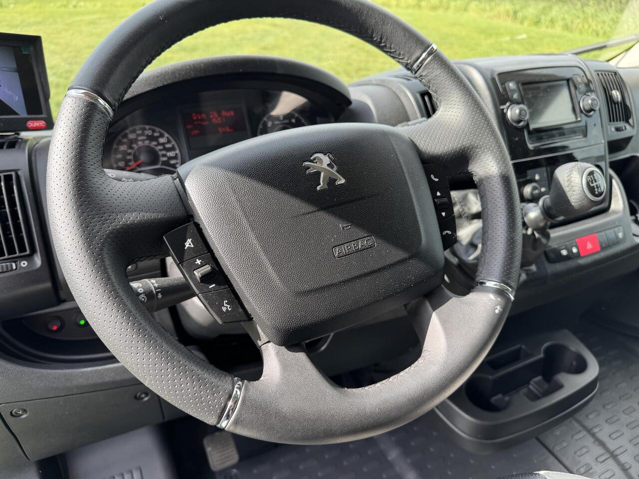 Peugeot BOXER Allure Sport Paardenwagen 2.2 HDI 165pk | FINANCIAL LEASE PRIJS INCL. AANBETALING & SLOTTERMIJN (ZIE TEKST) | 1640kg laadvermogen | 3-zitplaatsen | Trekhaak | Lederen bekleding | Navigatie | Climate | Videobewaking | Achteruitrijcamera