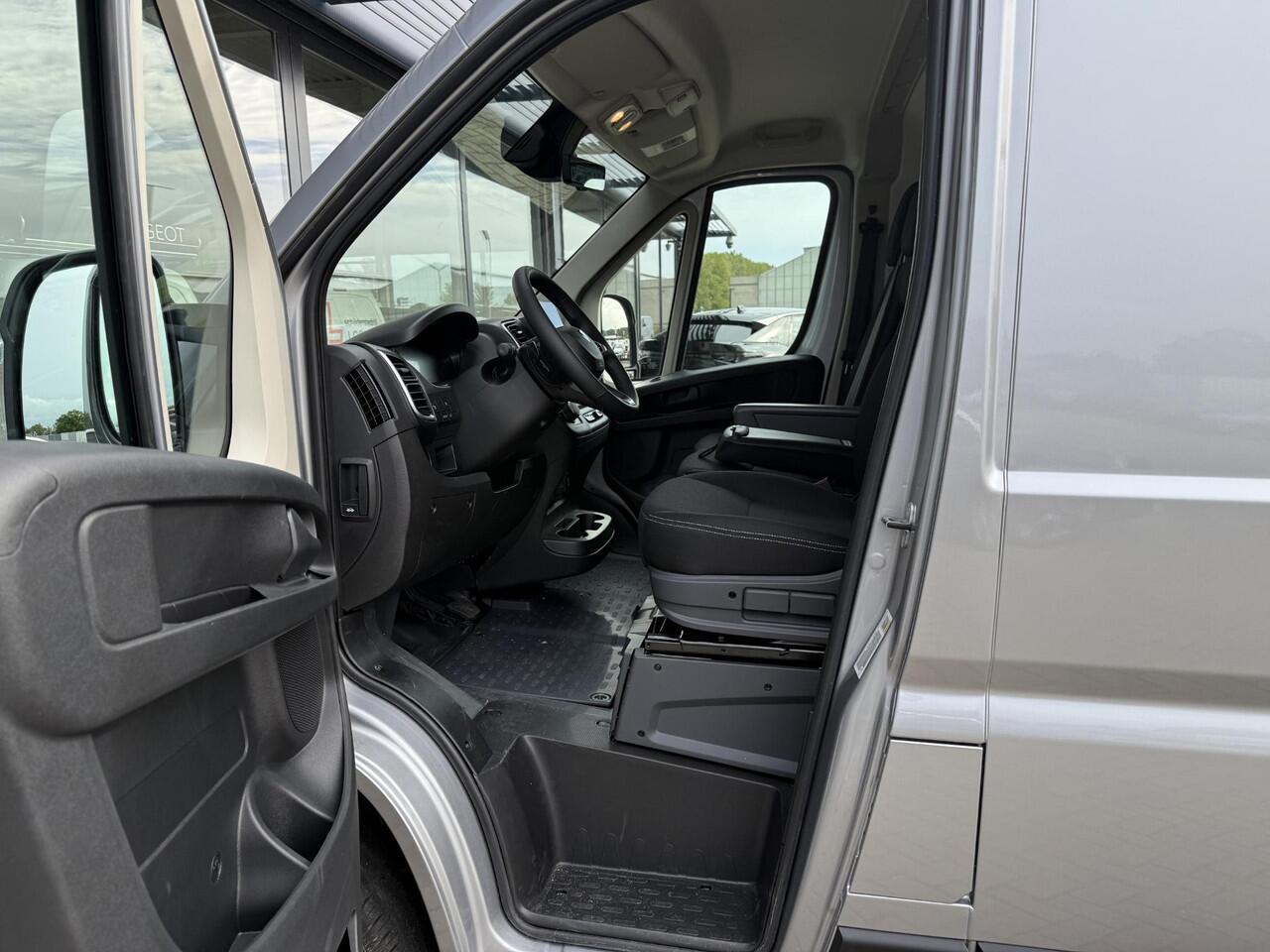 Peugeot BOXER e-Boxer 3.5t L3H2 Zwaar 110 kWh 100% Elektrisch | Pakket Visibility LED | Pakket City Plus | 3-Zits | Mirror Screen | Parkeersensor | Camera | Licht Metalen Velgen | uit voorraad leverbaar