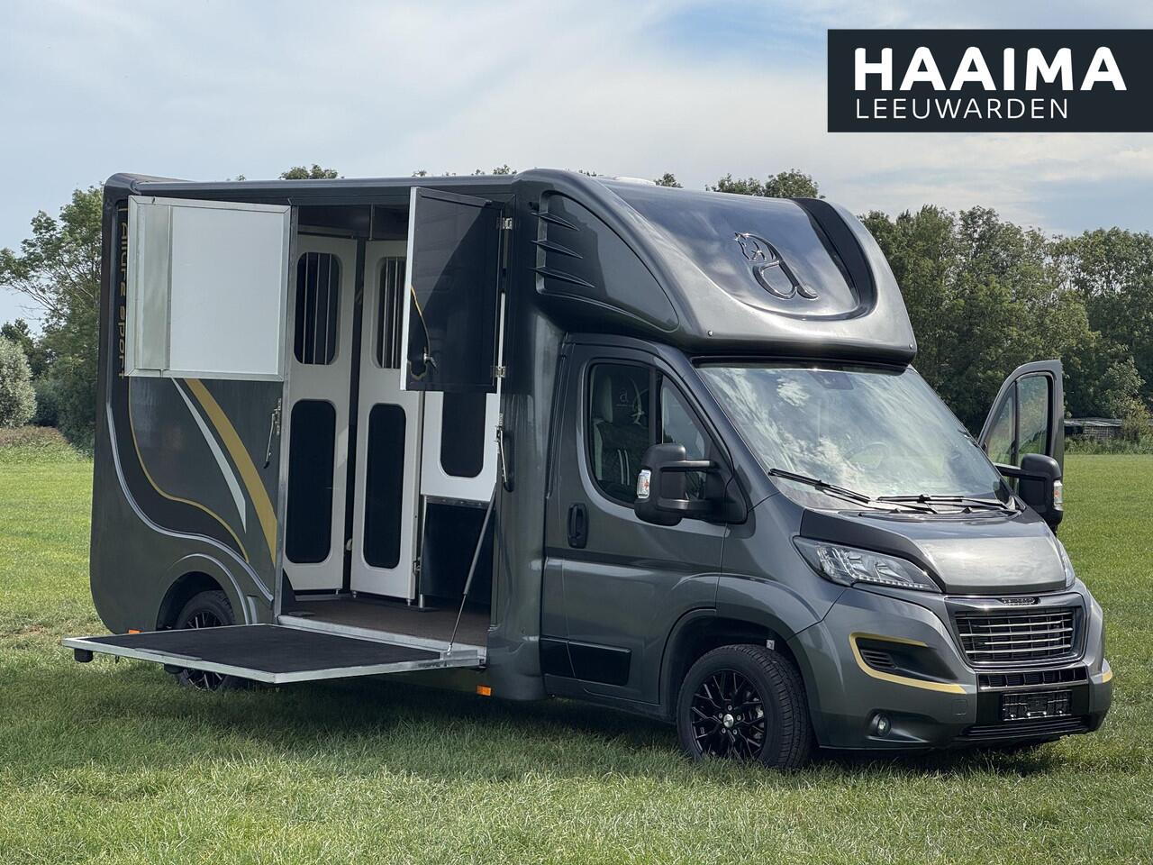 Peugeot BOXER Allure Sport Paardenwagen 2.2 HDI 165pk Financial lease vanaf ¤ 575,- | 1640kg laadvermogen | 3-zitplaatsen | Trekhaak | Lederen bekleding | Navigatie | Climate | Videobewaking |