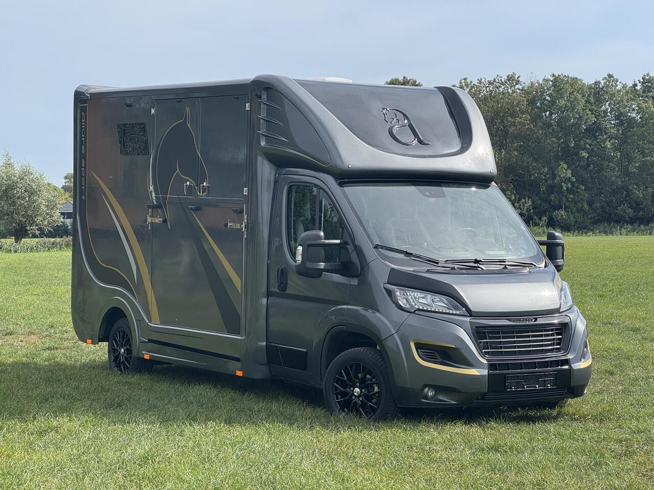 Peugeot BOXER Allure Sport Paardenwagen 2.2 HDI 165pk Financial lease vanaf ¤ 575,- | 1640kg laadvermogen | 3-zitplaatsen | Trekhaak | Lederen bekleding | Navigatie | Climate | Videobewaking |
