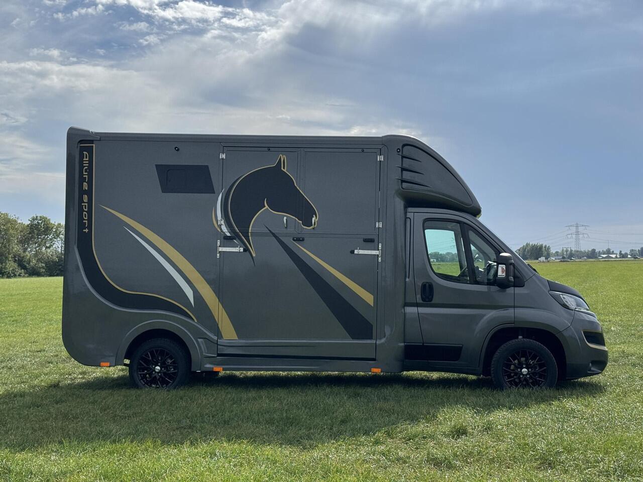 Peugeot BOXER Allure Sport Paardenwagen 2.2 HDI 165pk Financial lease vanaf ¤ 575,- | 1640kg laadvermogen | 3-zitplaatsen | Trekhaak | Lederen bekleding | Navigatie | Climate | Videobewaking |