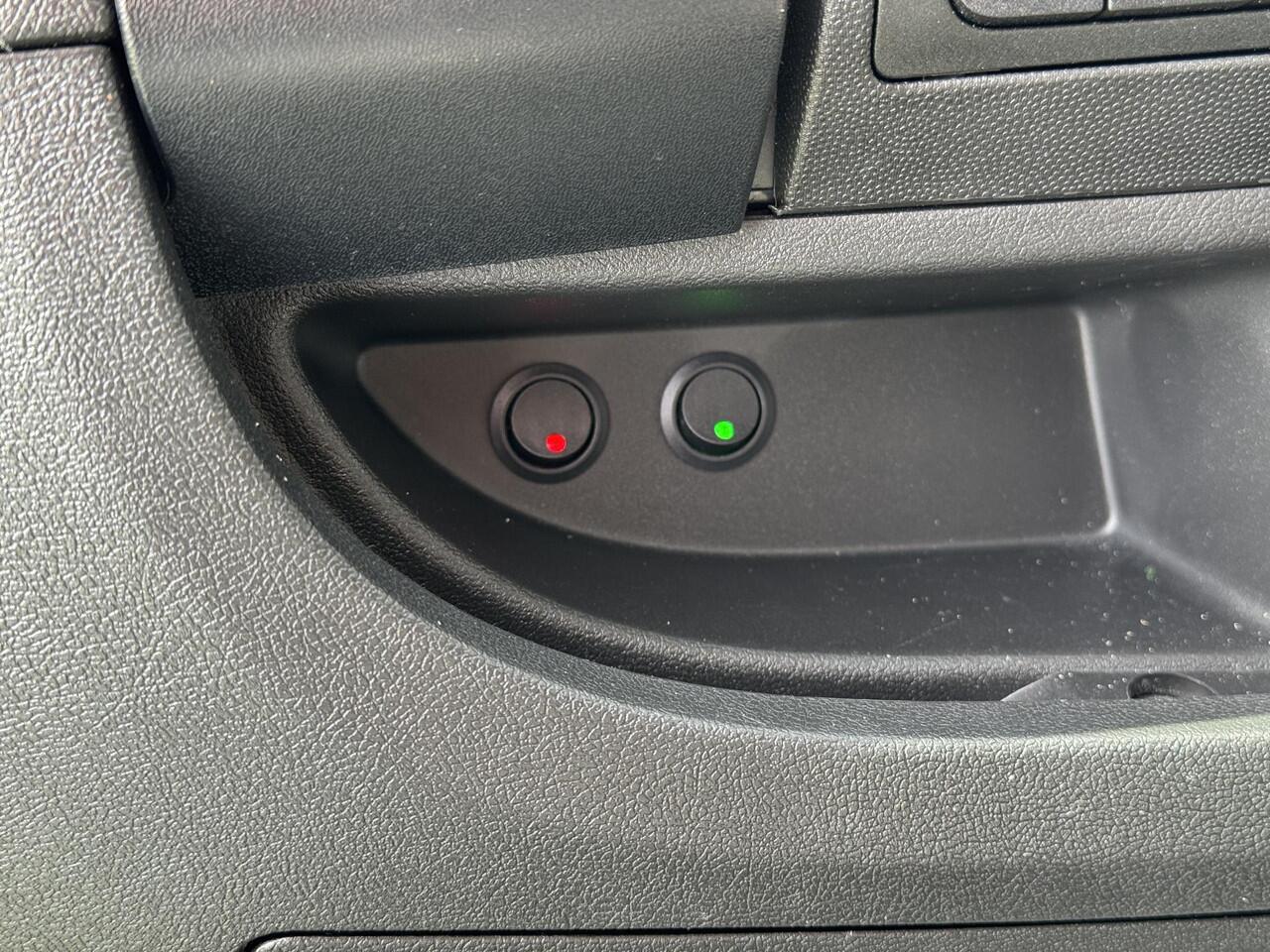 Peugeot BOXER Allure Sport Paardenwagen 2.2 HDI 165pk | Financial Lease vanaf ¤ 575,- | 1640kg laadvermogen | 3-zitplaatsen | Trekhaak | Lederen bekleding | Navigatie | Climate | Videobewaking | Achteruitrijcamera