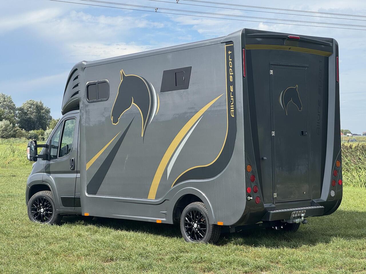 Peugeot BOXER Allure Sport Paardenwagen 2.2 HDI 165pk | Financial Lease vanaf ¤ 575,- | 1640kg laadvermogen | 3-zitplaatsen | Trekhaak | Lederen bekleding | Navigatie | Climate | Videobewaking | Achteruitrijcamera