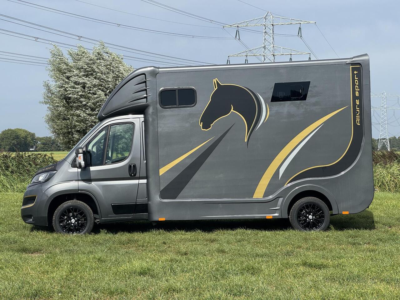 Peugeot BOXER Allure Sport Paardenwagen 2.2 HDI 165pk | Financial Lease vanaf ¤ 575,- | 1640kg laadvermogen | 3-zitplaatsen | Trekhaak | Lederen bekleding | Navigatie | Climate | Videobewaking | Achteruitrijcamera