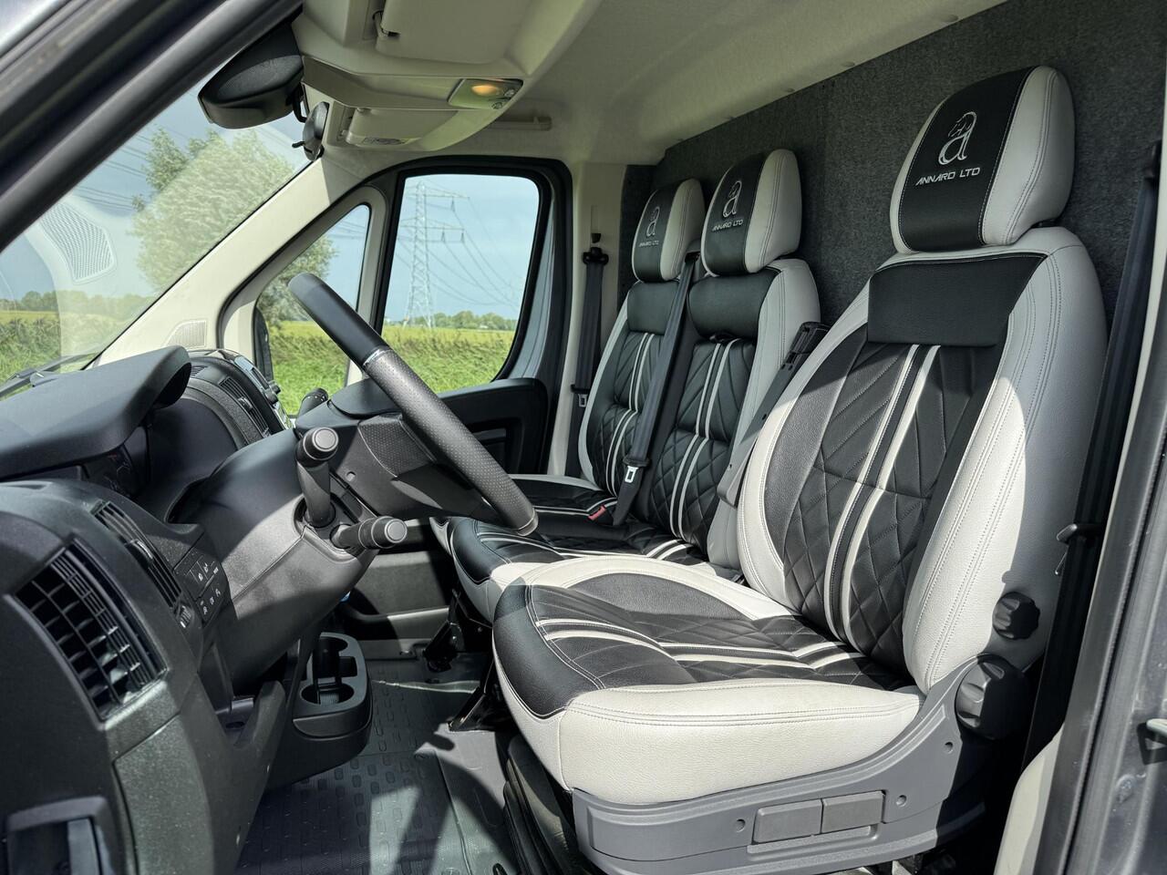 Peugeot BOXER Allure Sport Paardenwagen 2.2 HDI 165pk | Financial Lease vanaf ¤ 575,- | 1640kg laadvermogen | 3-zitplaatsen | Trekhaak | Lederen bekleding | Navigatie | Climate | Videobewaking | Achteruitrijcamera