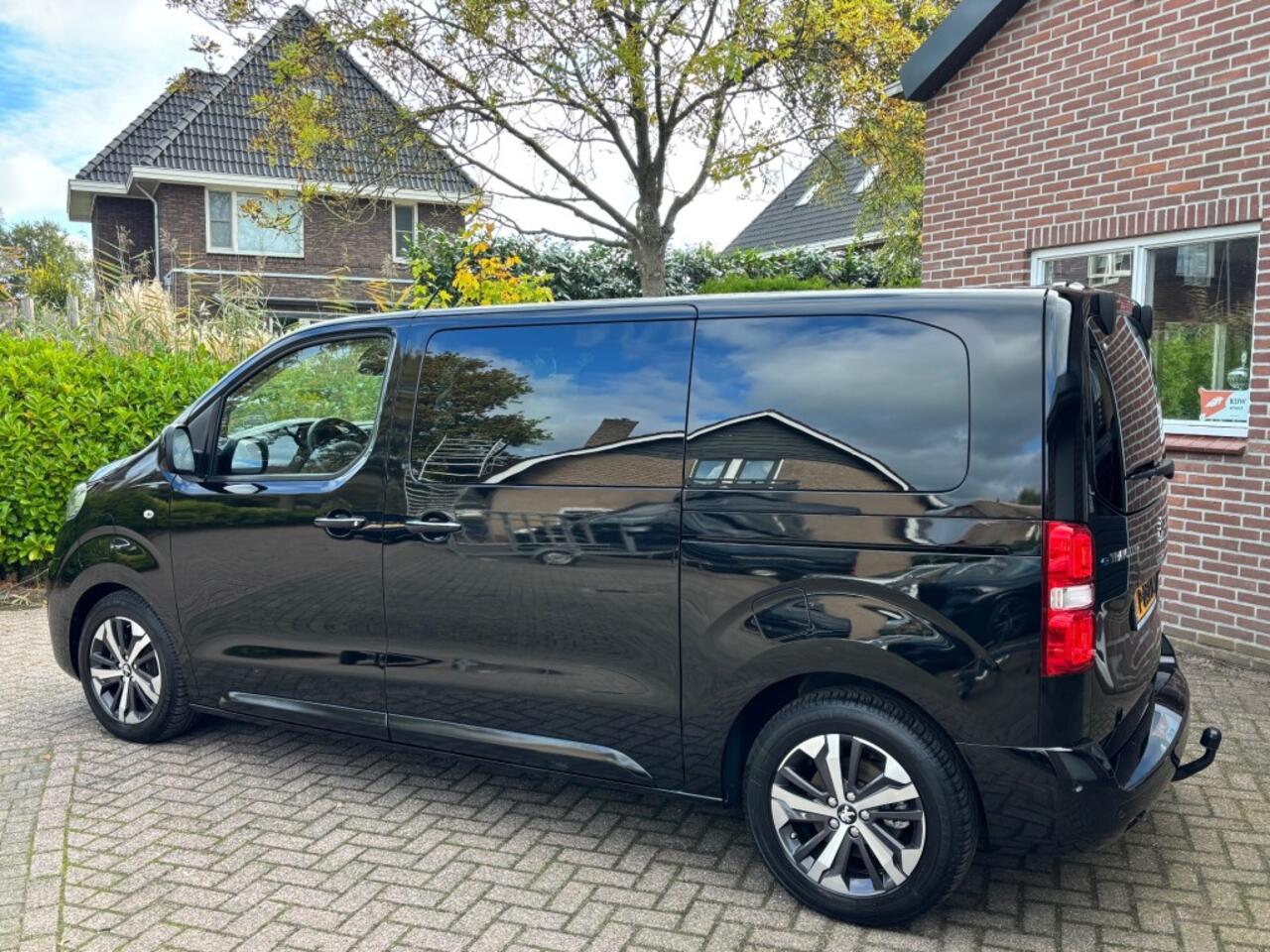 Peugeot E-traveller 50 KWH Business VIP