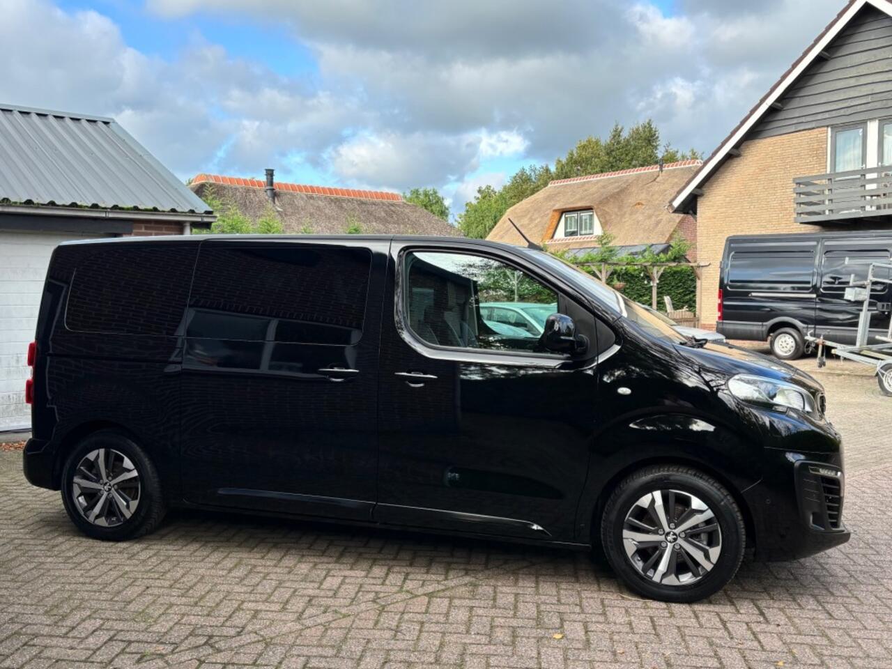 Peugeot E-traveller 50 KWH Business VIP