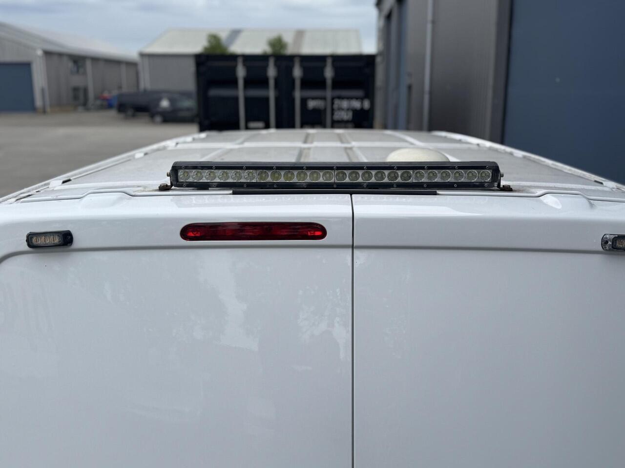 Peugeot EXPERT 231L 2.0 BlueHDI 180 Premium AUTOMAAT / CRUISE CONTROLE / AIRCO / L3H1