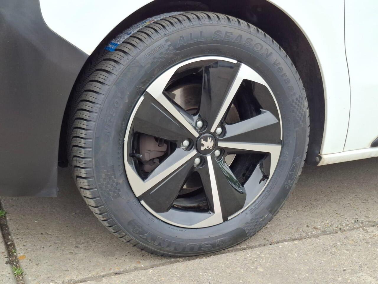 Peugeot EXPERT 231L 2.0 BlueHDI 180 Premium AUTOMAAT / AIRCO / CRUISE CONTROLE / TREKHAAK / L3H1