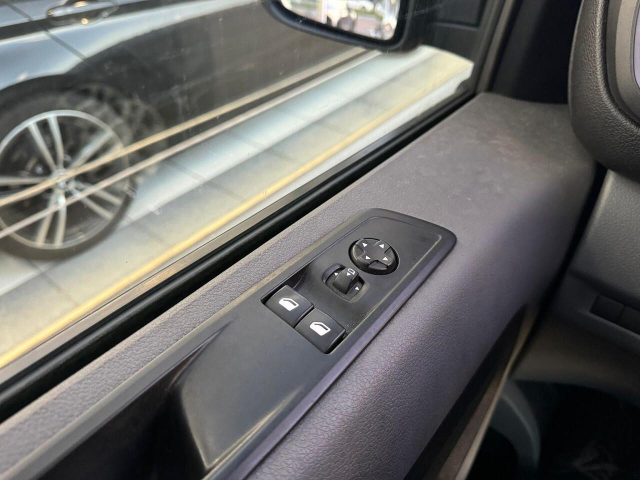 Peugeot EXPERT 2.0 BlueHDI 180 Standard Asphalt | 1e eigenaar | Airco | Trekhaak | Schuifdeur rechts | 3-zitplaatsen | Achteruitrijcamera | Cruise control | NAP | Nieuwe APK |