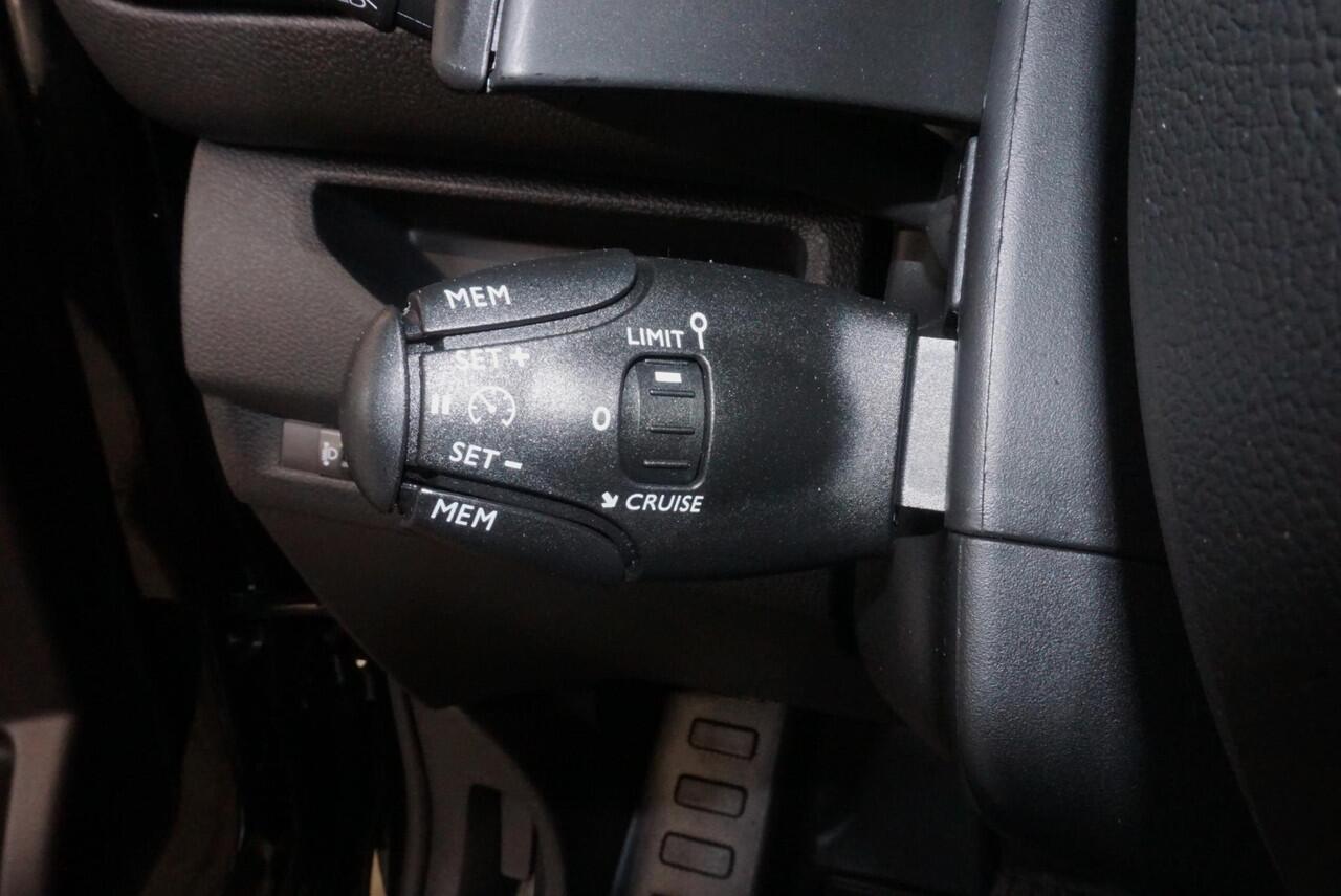 Peugeot EXPERT 2.0 BlueHDI 180PK Dubbele Cabine Automaat Navigatie Parkeersensoren Clima Control Trekhaak