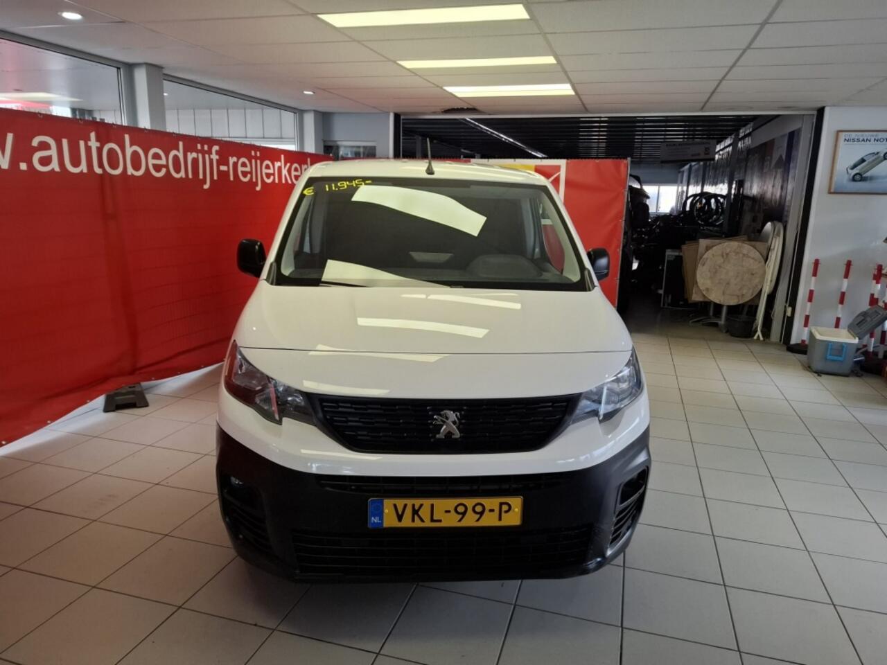Peugeot PARTNER 1.2 Benzine Premium uitv., Airco, Navigatie