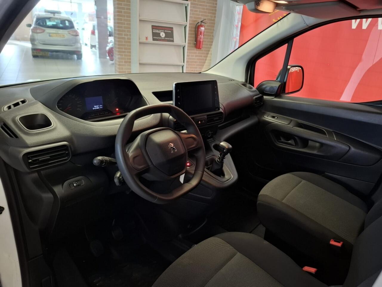 Peugeot PARTNER 1.2 Benzine Premium uitv., Airco, Navigatie