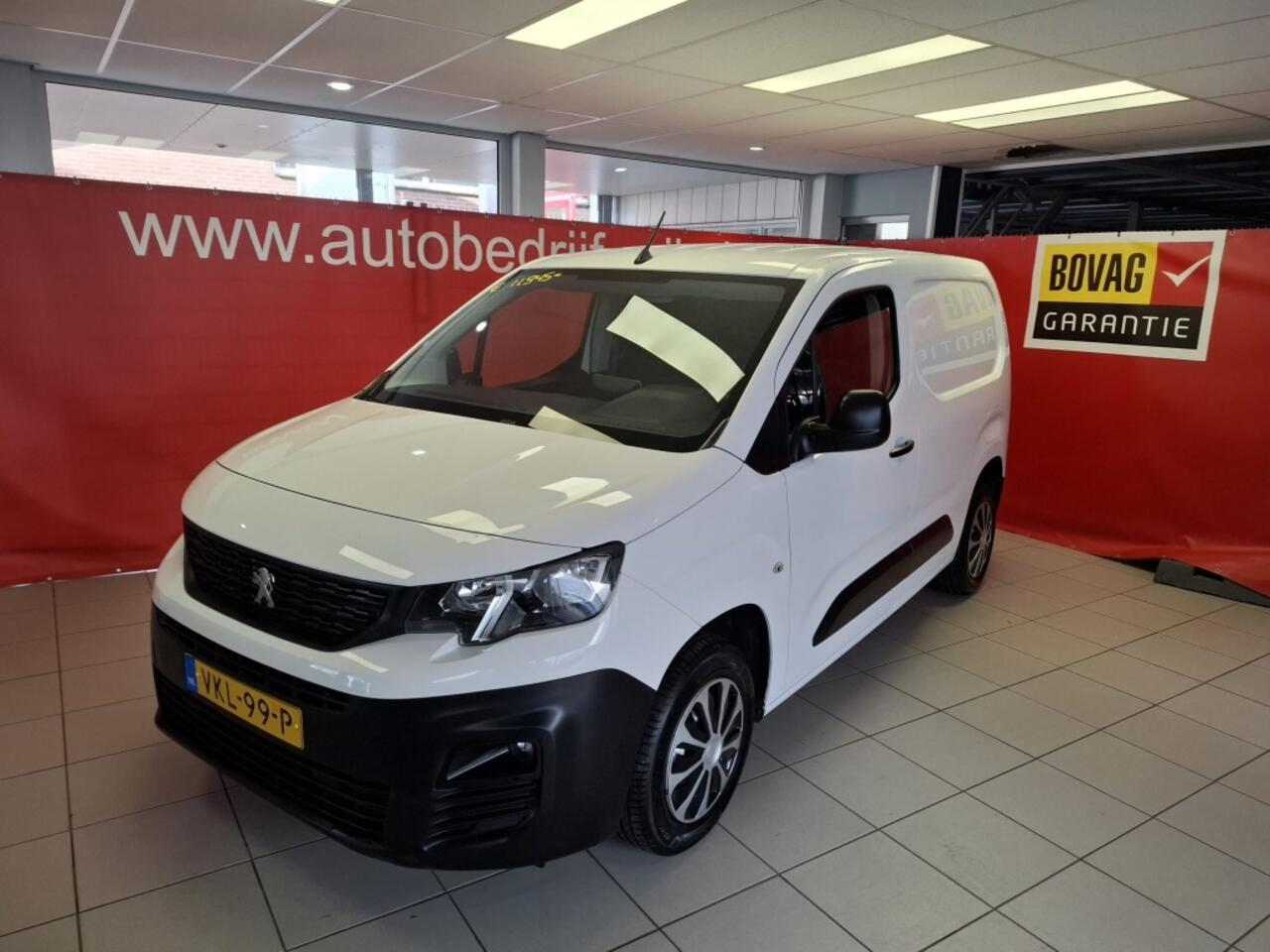 Peugeot PARTNER 1.2 Benzine Premium uitv., Airco, Navigatie