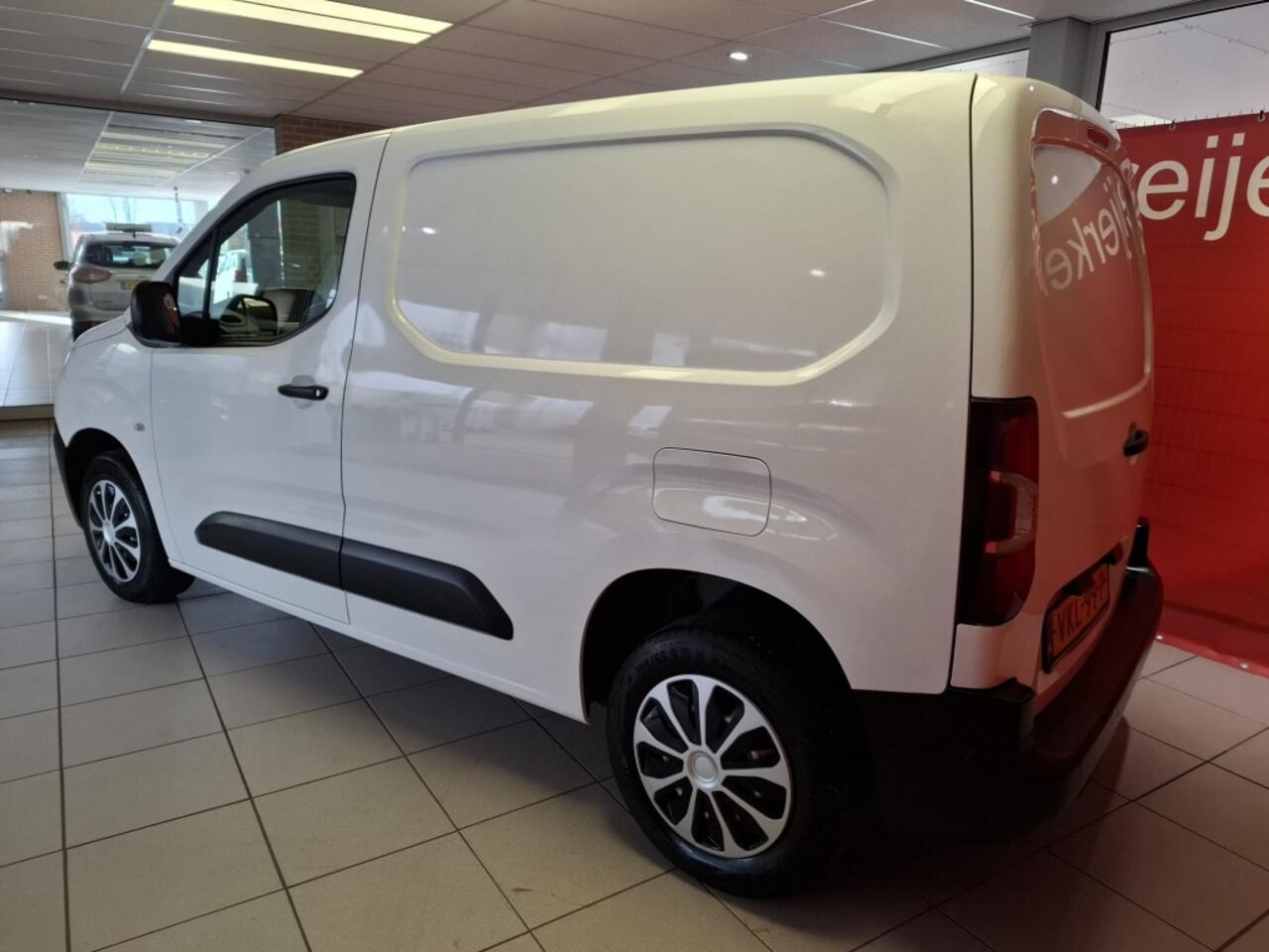 Peugeot PARTNER 1.2 Benzine Premium uitv., Airco, Navigatie