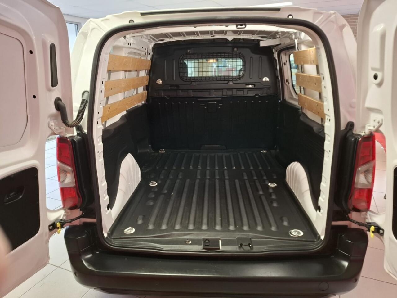 Peugeot PARTNER 1.2 Benzine Premium uitv., Airco, Navigatie